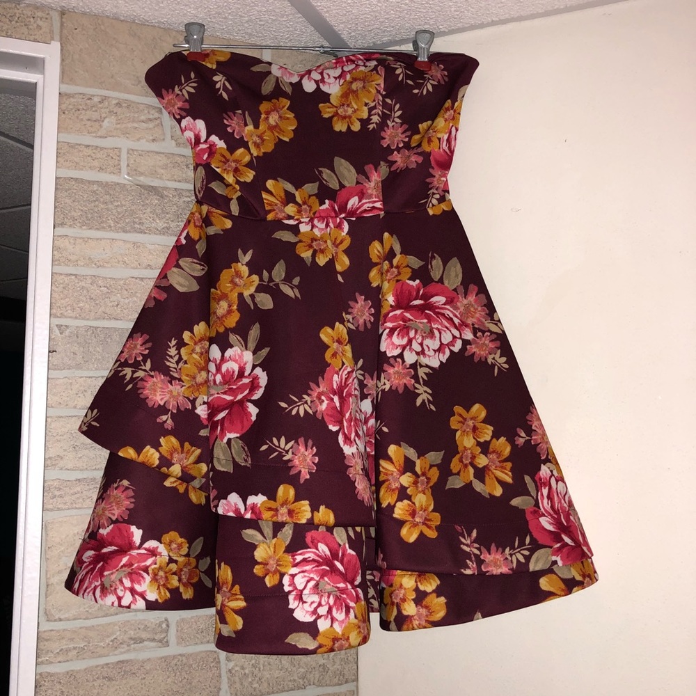 LIKE NEW STRAPLESS HOMECOMING DRESS